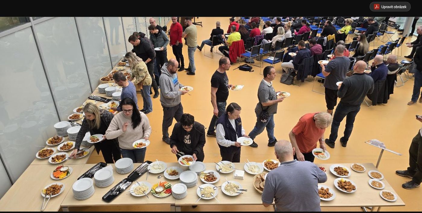 Účastníci semináře během přestávky s občerstvením