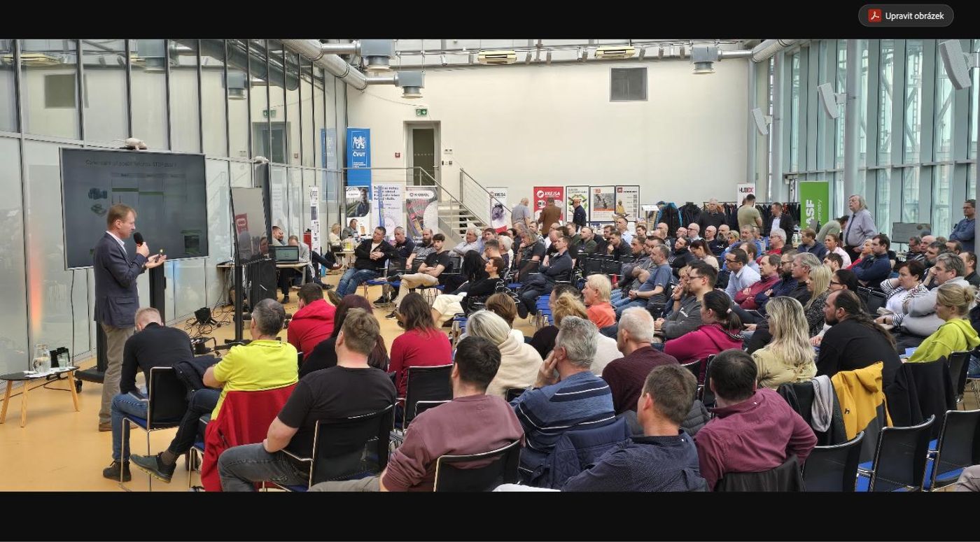 Zaplněný sál během přednášky na semináři DDD 2025